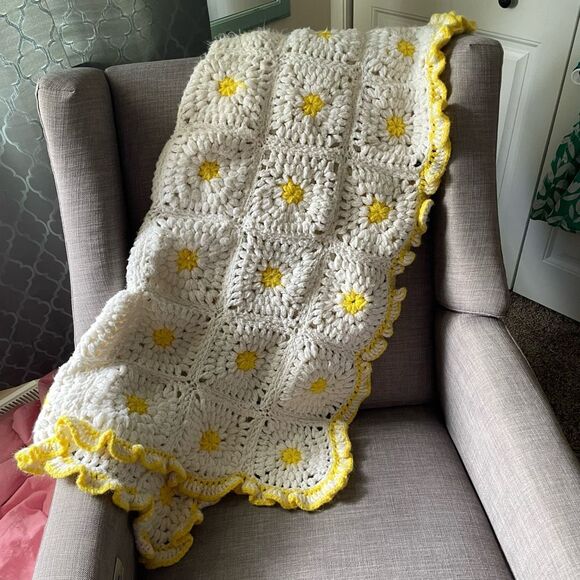 Beautiful white and yellow granny square blanket with ruffle scalloped edges - Picture 2 of 8